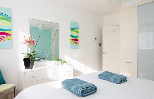 Sunny Modern Nr Beach Village w Parking - Photo 17