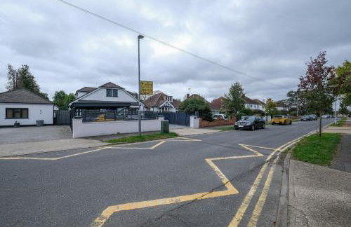 Modern Comfort 2-Bedroom, 2-Bathroom House - Photo 28