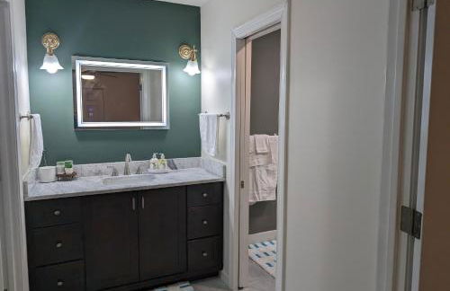 Modern Luxe Family & Groups Friendly Bungalow with Patio & Workspace - Foto 33