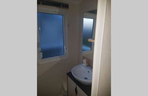 Deluxe 3 bedroomed caravan on Marton Mere with CH DG and decking - Photo 11