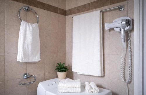 Derveni Seaside Apartments - Deluxe Sea View Penthouse Jacuzzi-BBQ & Groundfloor Garden View Apartment - Foto 32