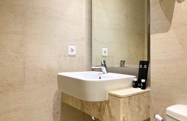 Warm And Modern Look Studio Room At Gold Coast Apartment - Foto 14