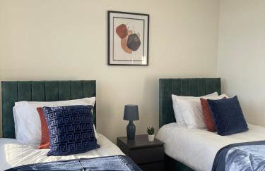 The Felix Apartments - 3 Bedrooms - FREE Parking - Close to train station - Photo 4