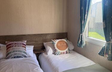 Cozy Caravan at Tower Lawn, Haggerston Castle Perfect Family Getaway - Foto 12