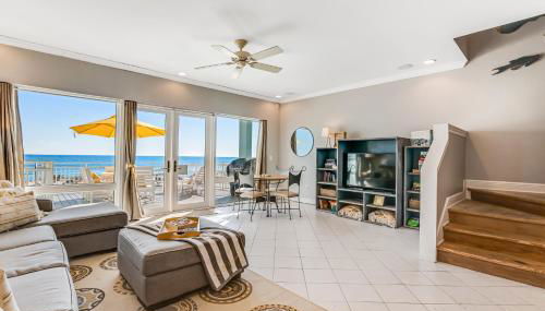 Dog-friendly beachfront dream with a wet bar & two furnished balconies - Foto 2