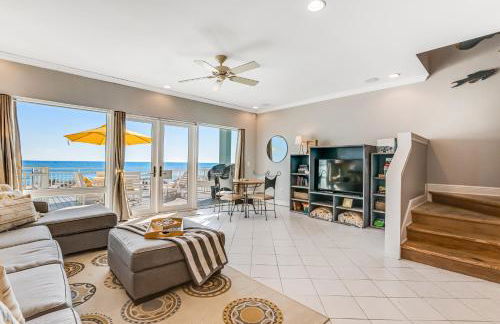 Dog-friendly beachfront dream with a wet bar & two furnished balconies - Foto 2