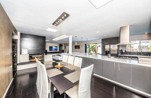 Luxury 3BR with Cabana Oasis Pool & Style - Foto 31