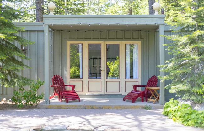 Everett by Avantstay 5mins to Palisades Tahoe! w/ HOT TUB - Photo 6