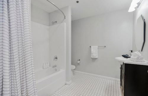 Chic 2BR-Parking, Rooftop,Near Arrowhd & TMobile - Foto 5