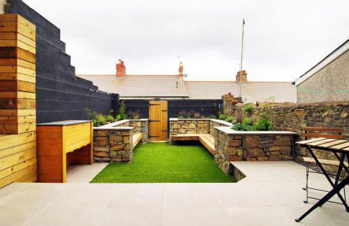 LUXURY 4 Bedroom 4 Ensuite Home in Penarth (Pool Table Games Room & BBQ Garden) with Sea Views - Photo 3