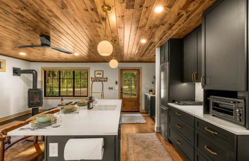Serene Riverside Retreat with Sauna, Hot Tub, Fire Pit by Forest & Peak Retreats - Foto 10
