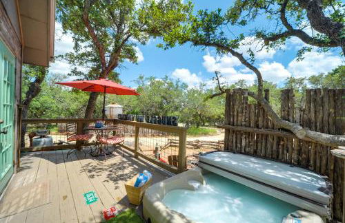 Snuggle Inn Wimberley Cabin with Fire Pit and Deck - Foto 23