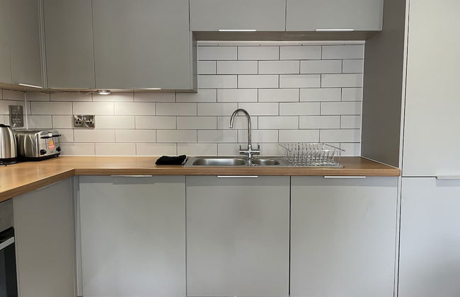 Modern & Comfortable 2BR Apartment - Photo 9