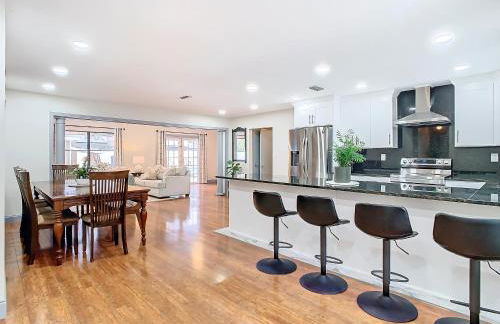 Poolside Paradise with Basketball Court - Foto 13