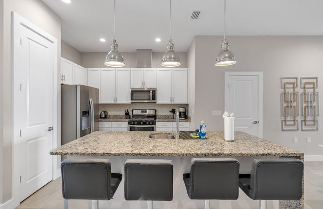 Elegant Townhome Near Disney â Private Suites! 4 Bedroom Townhouse by RedAwning - Photo 12