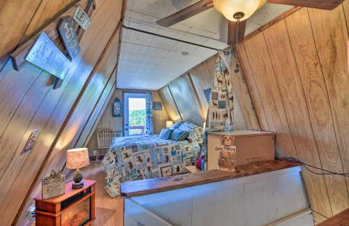 Steps to Lake! Charming Cabin Pool Access and Decks - Foto 19