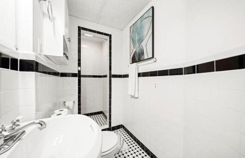 Cozy Up in 5BR Apt Near Charming Oak Square - Foto 19