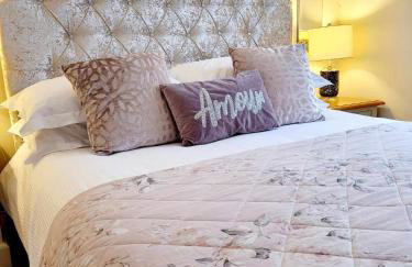 Apartment 1 Exquisite two king bedroom with en suites - close to the town centre, rail, airport and theatre - Photo 6