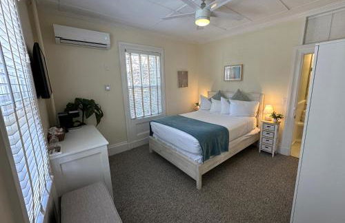 Charming Victorian Home Downtown Newport - Photo 4