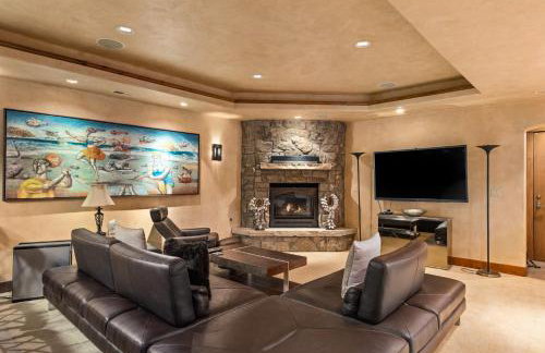 Luxe Artful Mountain Retreat with 4 King Suites, 8 Person Hot Tub and 3 Decks - Foto 29