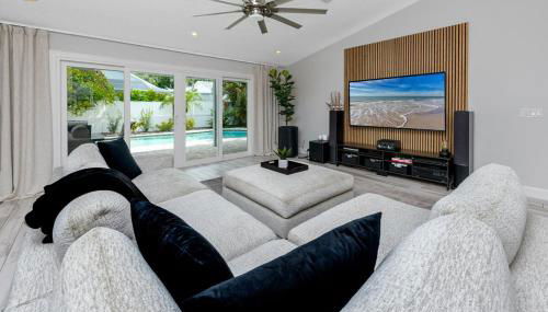 NEW! Palm Harbor Hideaway - Beautiful, Spacious 4BR Home with Amazing Pool - Foto 3