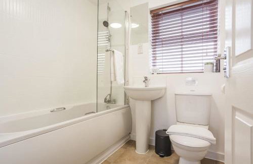 Comfortable 4 Bed Modern Townhouse with Parking - Foto 56