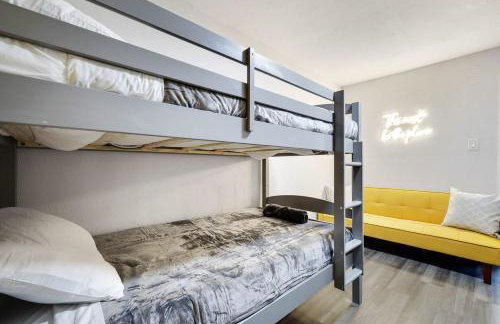 Upscale 3BR 2B Cozy Home with Pool & Grill - Foto 25