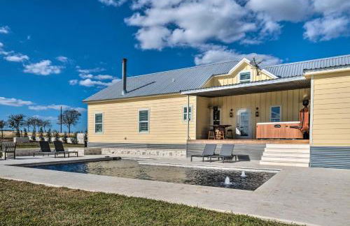 Hot Tub and Game Room! Family Schulenburg Retreat - Foto 1