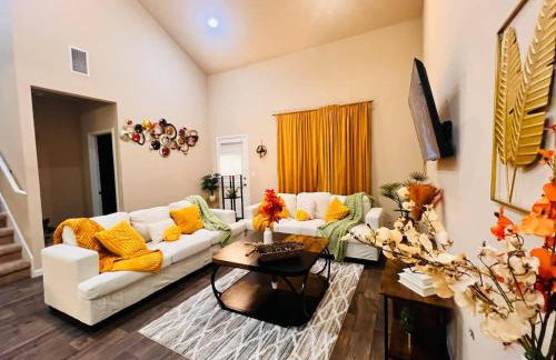 Spacious 4BR Home w Game Room Office Backyard - Foto 48