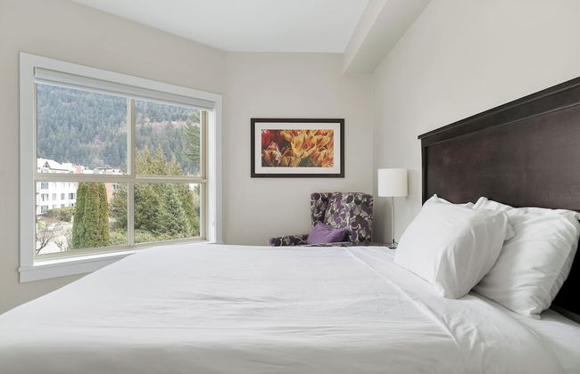 Rooftop Paradise Luxe 2BR Lake Views - Photo 3