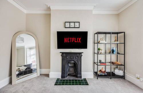 Beautiful 5 Bedroom 4 Bathroom House in W6 by Yoko Property - 10 minute's to Central London - Free Parking, Fast WiFi, Work Desks and SmartTVs with Disney and Netflix - Foto 24