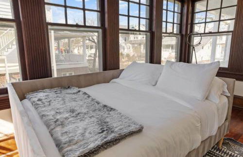 AC 9 BR 4BA Victorian Manor - 1 Block to Beach - Foto 47