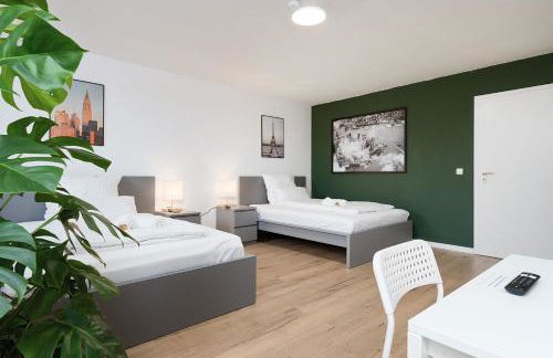 Einfach aber sehr komfortabel - Wohnung für 12 Personen - 2xWC - Gruppen, Messe, Monteure, Studenten - Voll ausgestattet - 6 Betten 140x200cm hochwertig, 3 Smart-TV 55 Zoll Netflix, 1000 Mbit WLAN, voll ausgestattete Küche - Foto 2