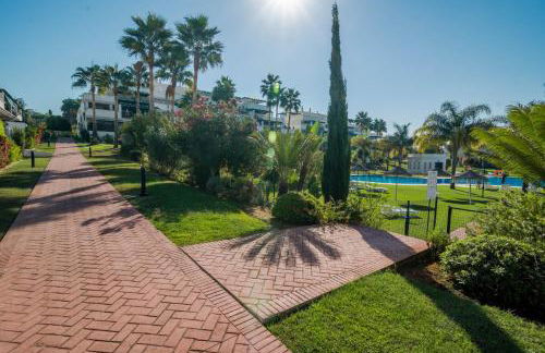 Sensational and Exotic 3-Bedroom Retreat in Nueva Andalucia with a Palm Garden - Foto 48