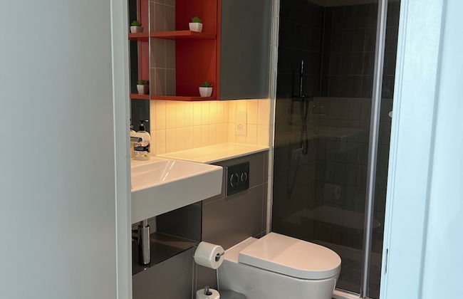 Delightfully Spacious Bright 2bedroom - Photo 13