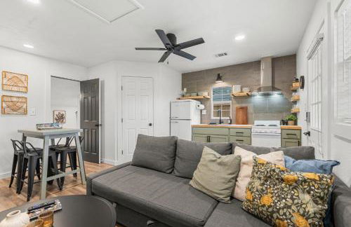 NEW! The Yellow Door- Downtown Wimberley w/ River Access - Foto 5