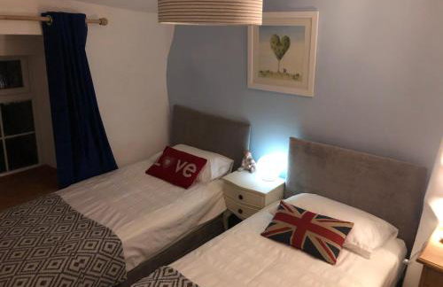 Hedgehog Cottage with garden in Bronte village! - Foto 7