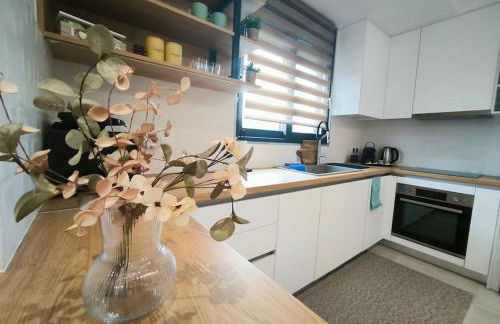 Floral Home 2 - 1st floor apt with private parking! - Photo 18