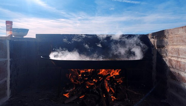 Paella tradicional Valenciana, cocinada con leña de naranjo. - Foto 4, Fuego natural de leña de naranjo...