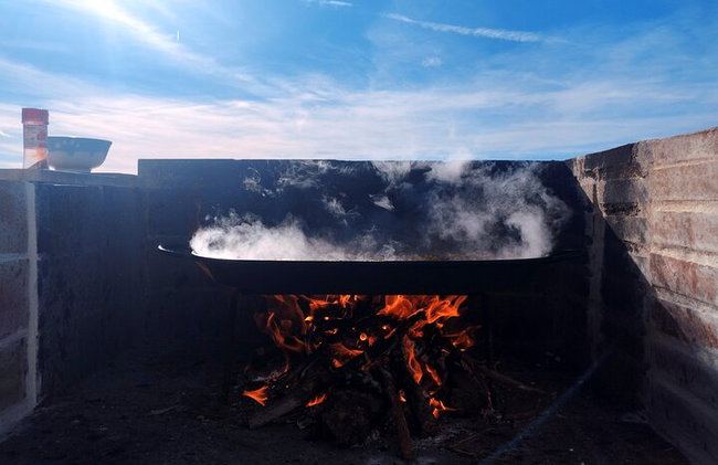 Paella tradicional Valenciana, cocinada con leña de naranjo. - Foto 4