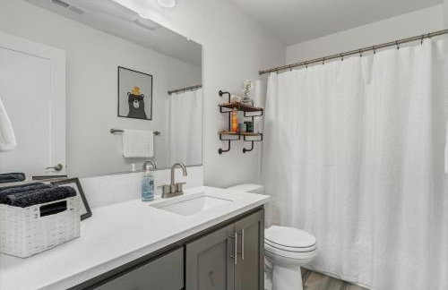 Modern and Bright Townhome with Game Room in S Salem - Foto 18