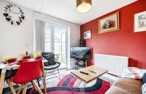 Bright 4 Bedroom Home in Walsall, Free Parking and for EVs - Foto 53
