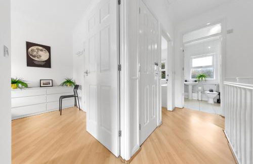 Cozylease 3 Bedroom Canary Wharf Family,Workcation, Fast WiFi, Workspace,1 stop to City - Photo 41