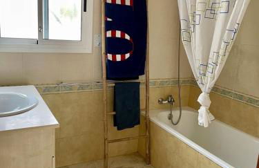 Entire villa with pool, ocean & mountain views - Foto 25