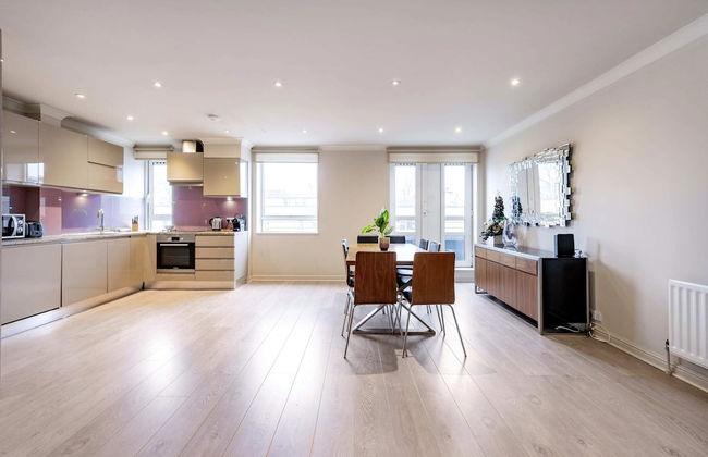 Beautiful 3-bed in the Heart of London With Parking-hosted by Sweetstay - Photo 23