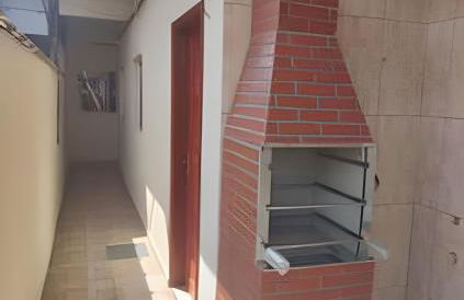 Casa para Famílias e Grupos com Ar-condicionado, Churrasqueira e estacionamento próximo em Praia Grande - Foto 1