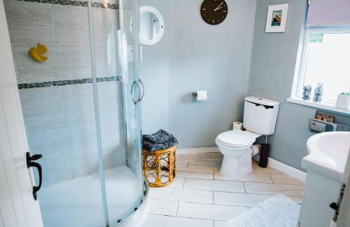 Hamilton Lodge - Cottage sleeps 8 - Photo 6