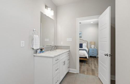 NEW Youngsville Escape KING Beds Cajun Luxury WiFi - Foto 2