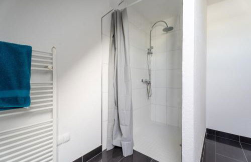 Moderne Doppelhaushälfte mit Garten & Terrasse I Free Wifi I Free Parking - Foto 24