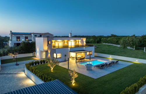 Villa Ana Škicini for 10 people with heated pool, kids activities and sea view near Novigrad - Foto 1